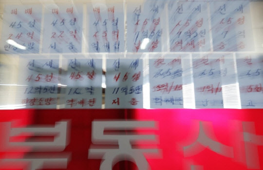 정부가 서울 집값을 안정시키기 위해 분양가상한제 시행을 예고했지만, 서울 집값이 잡히기는커녕 11주 연속 고공행진을 이어가고 있다. 사진은 서울 송파구 일대 공인중개업소 전경.<연합뉴스>